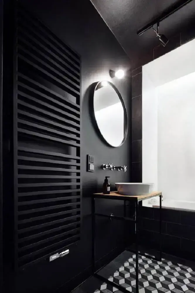 decoração banheiro preto minimalista com espelho redondo