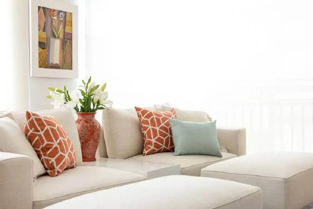 decoração clean com almofadas coloridas para sofá