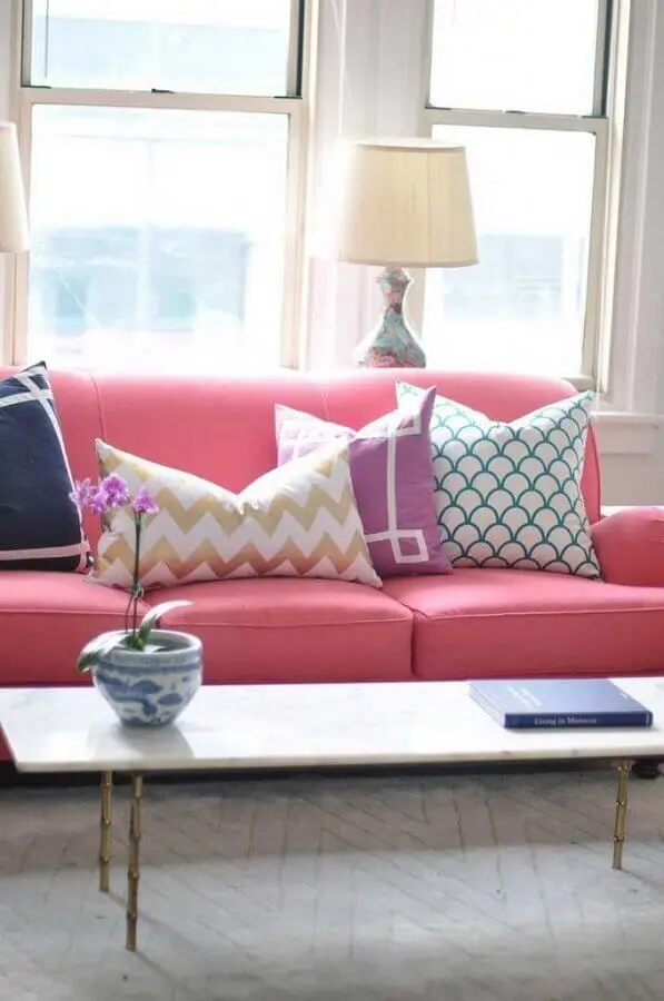 decoração com almofadas estampadas para sofá cor de rosa Foto Pinterest