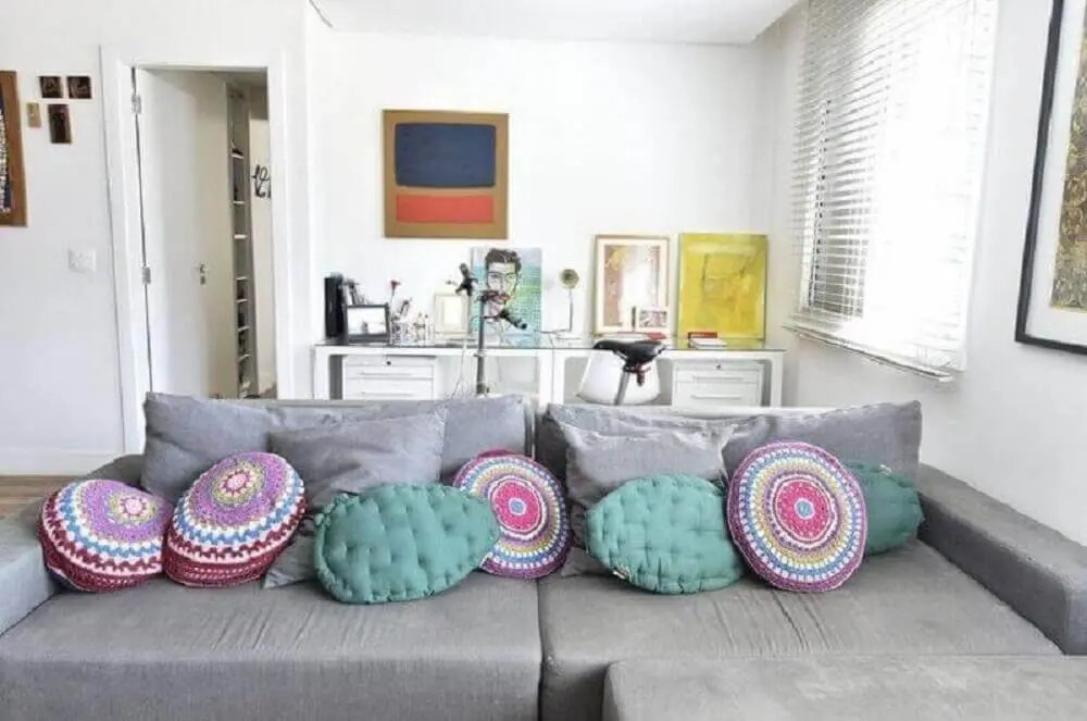 decoração com almofadas para sofá cinza