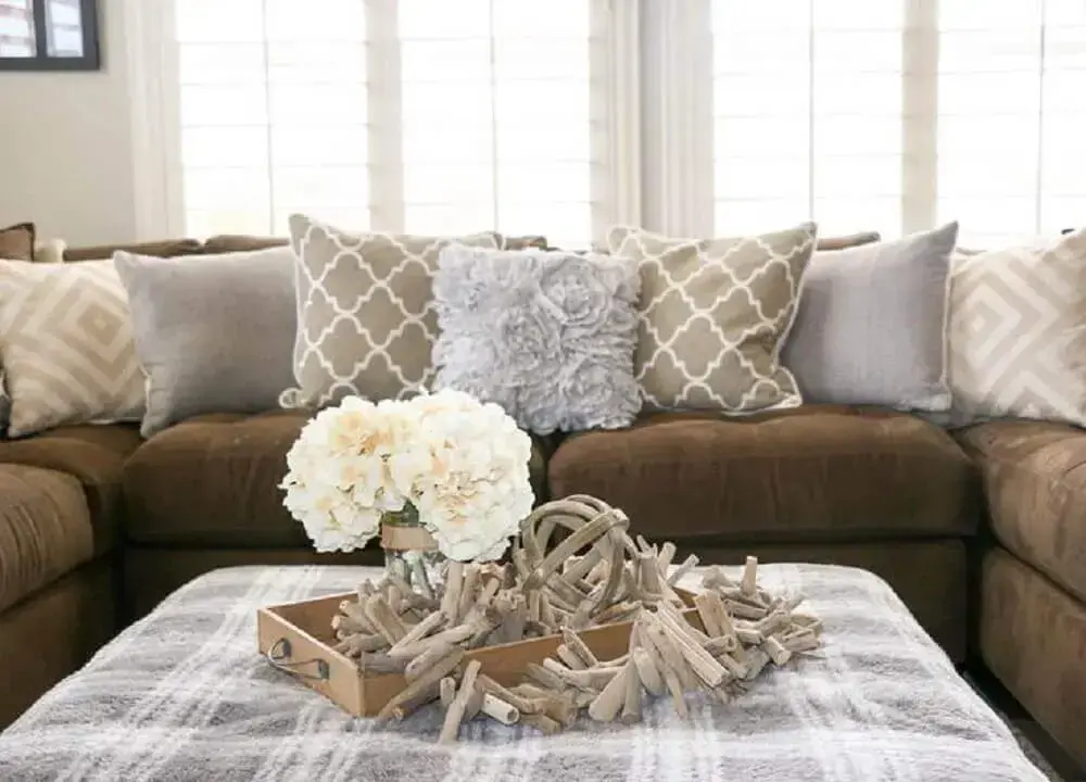 decoração com almofadas para sofá marrom