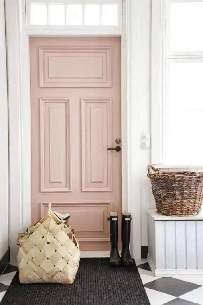 decoração com porta de madeira