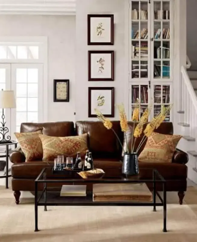 sala com sofá marrom e almofadas estampadas