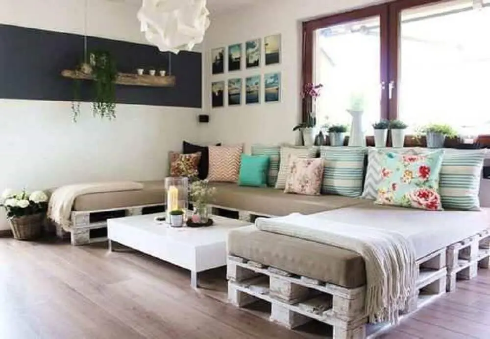 decoração com sofá de pallets e muitas almofadas coloridas para sofá