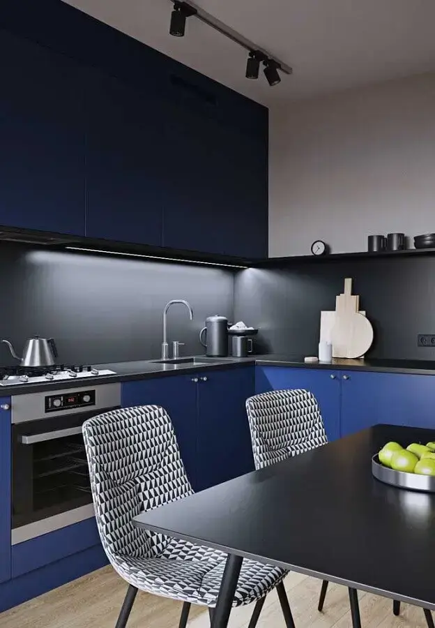 decoração cozinha moderna planejada com armários azuis e bancada preta Foto Mauricio Gebara Arquitetura