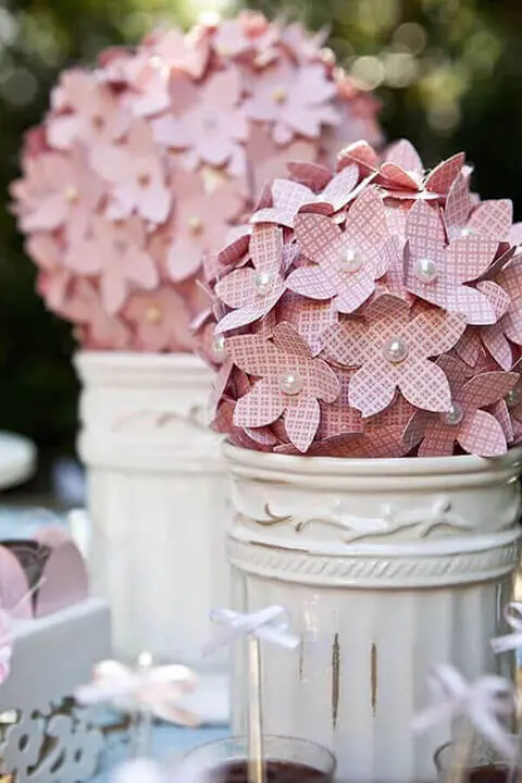 decoração de aniversario com arranjos com flores de papel