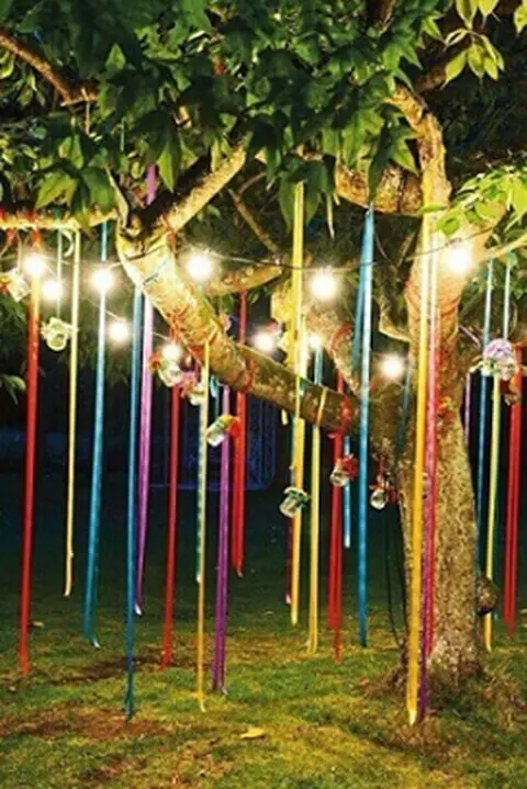 decoração de aniversário simples com fitas na árvore
