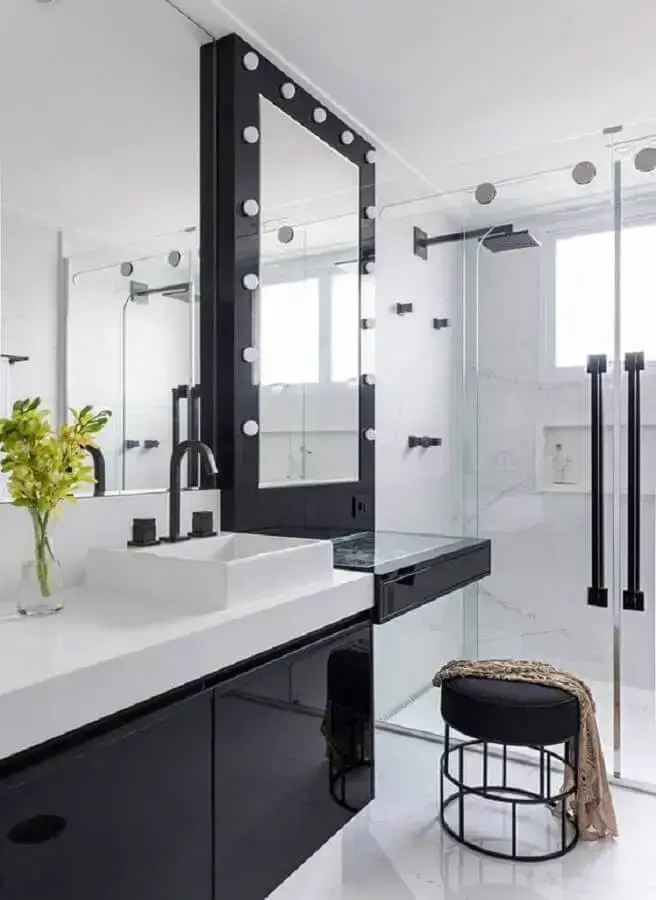 decoração de banheiro preto e branco com penteadeira Foto Pinterest