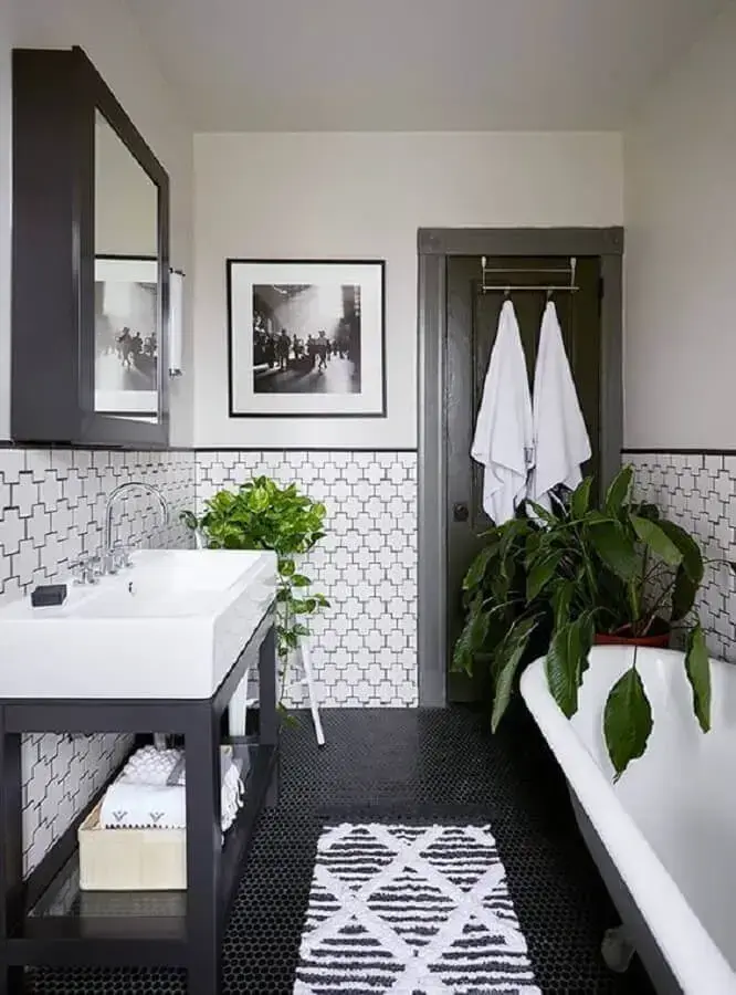 decoração de banheiro preto e branco com vasos de plantas Foto Arquitetas Express