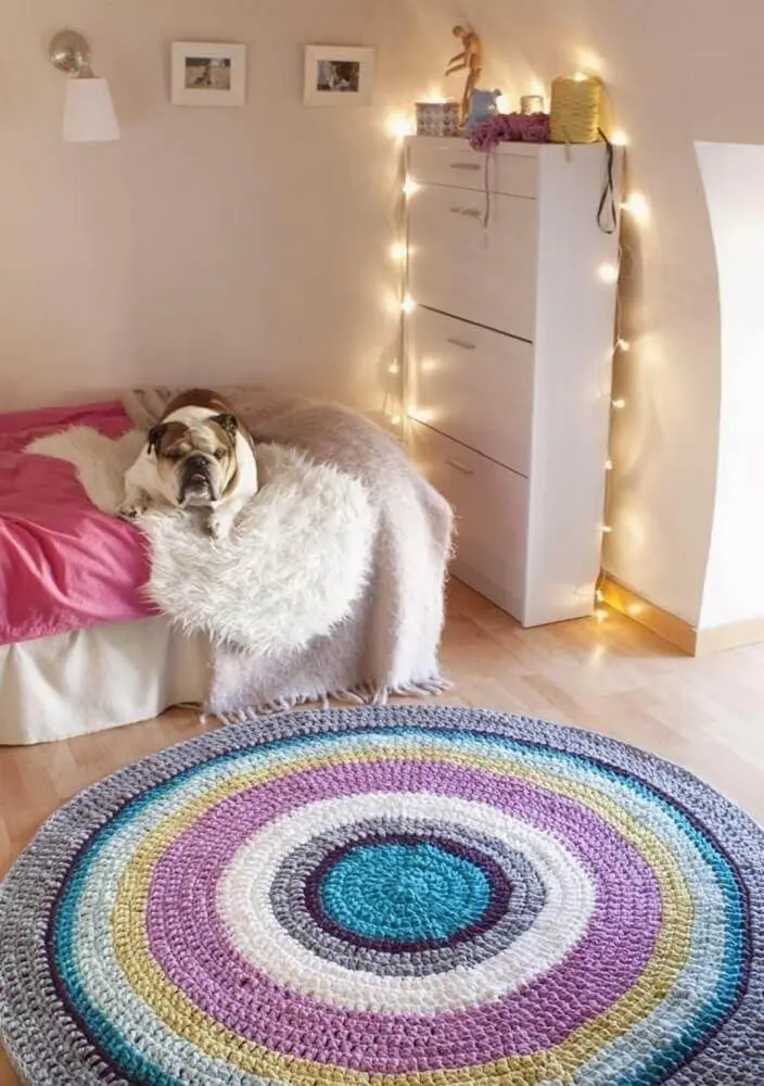 decoração de quarto com pisca pisca e tapete de crochê