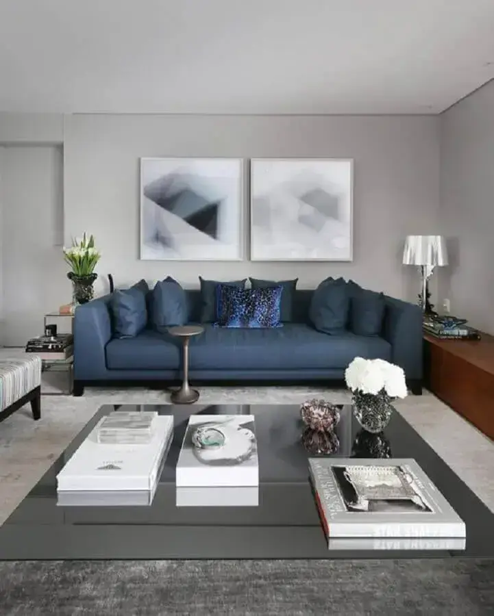 decoração de sala cinza com sofá azul Foto Jeito de Casa