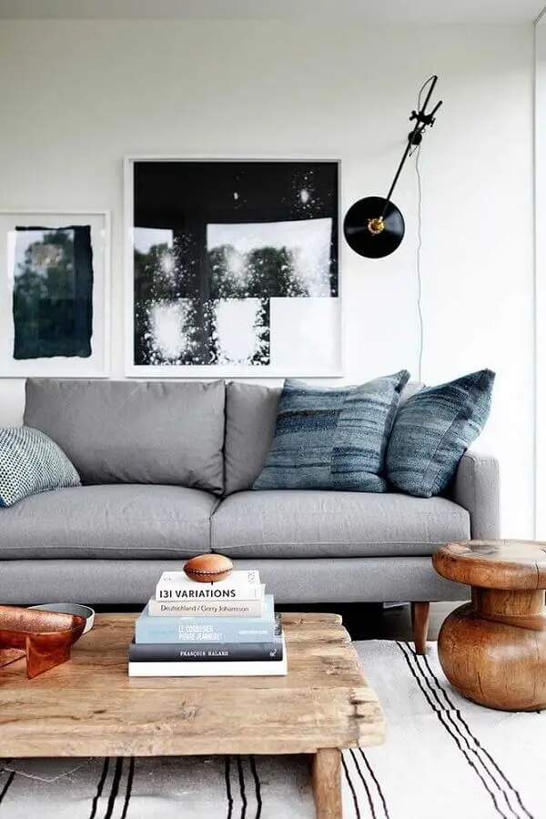 decoração de sala com sofá cinza e tapete listrado Foto Pinterest