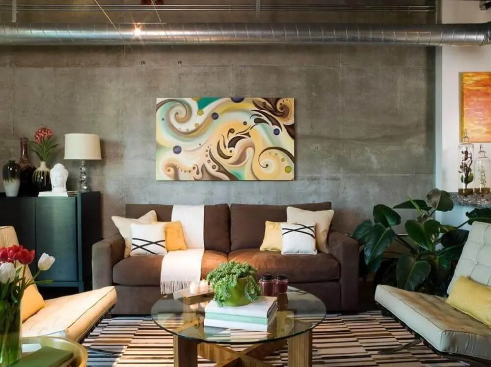 decoração de sala com sofá marrom