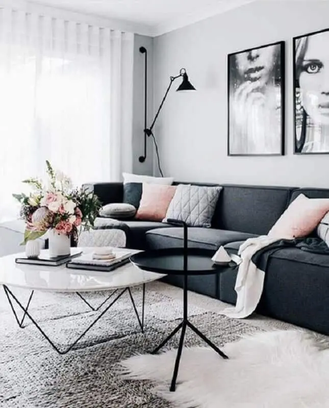 decoração moderna para sala cinza e branco com almofadas cor de rosa Foto We Heart It
