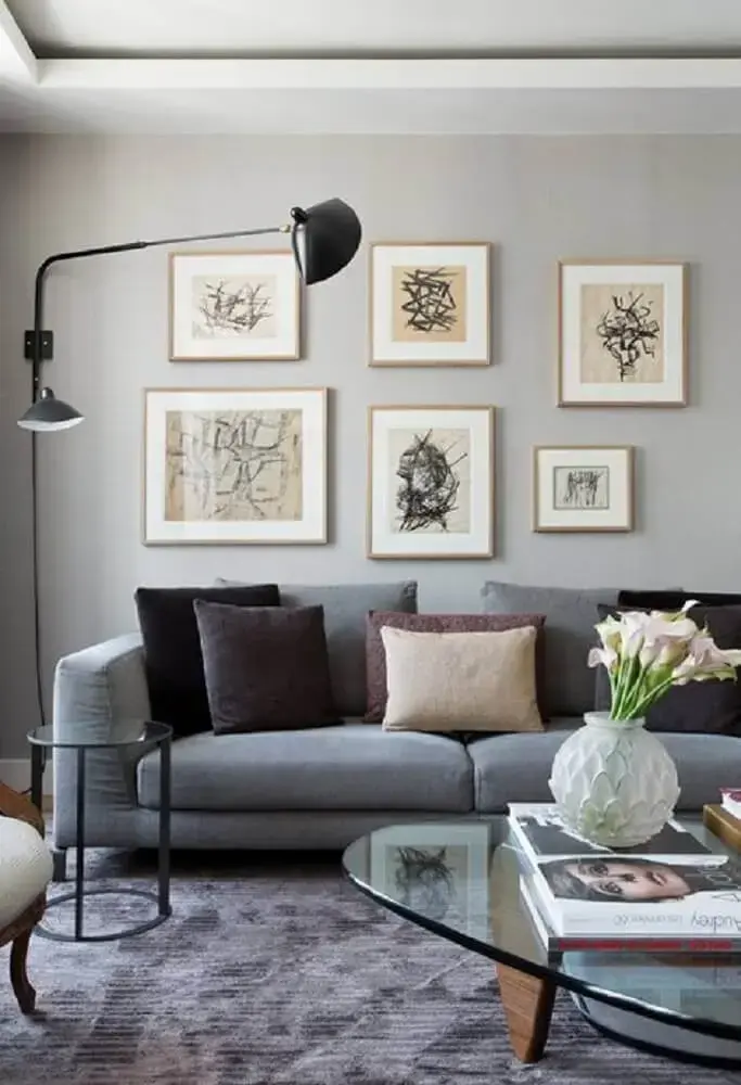 decoração neutra para sala com sofá cinza