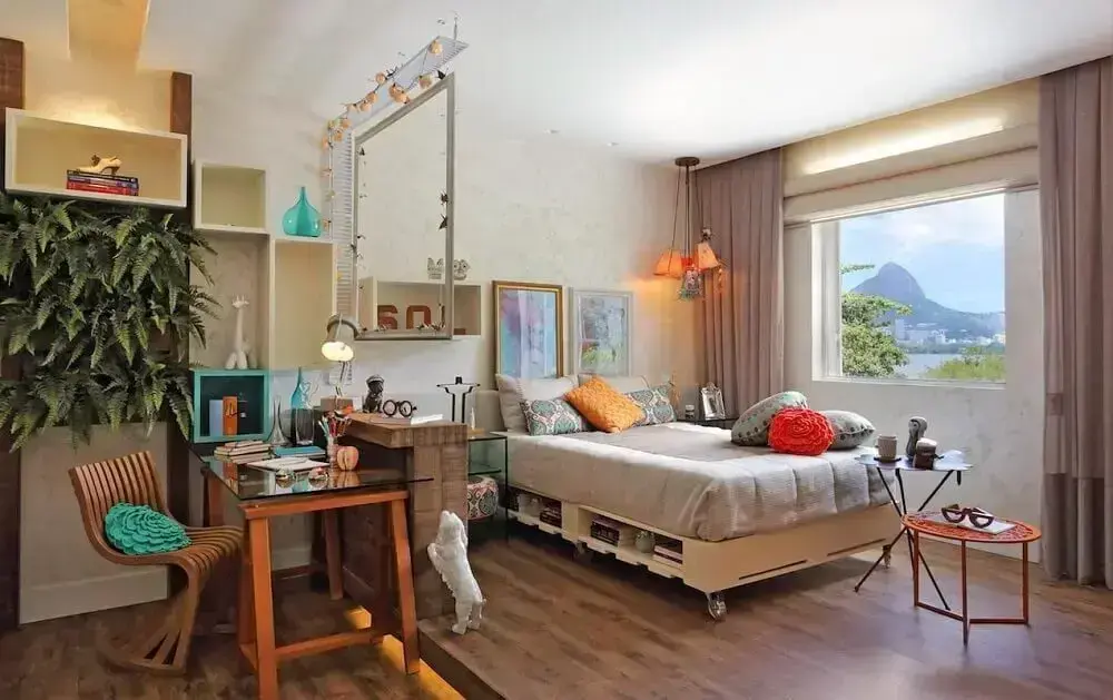  Decoração de quarto simples com cama de pallet e plantas 