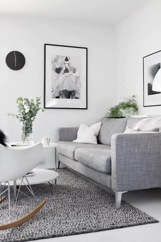 decoração sala clean com sofá cinza