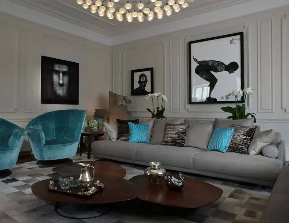 decoração sala com sofá cinza e poltronas azuis