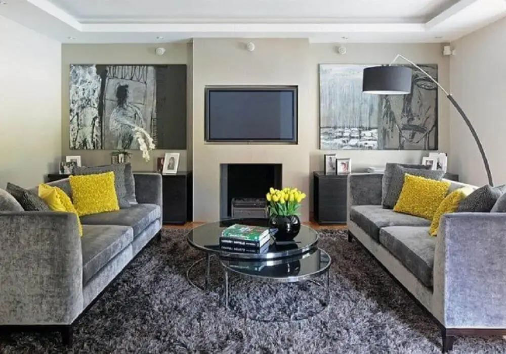 decoração sala com tapete e sofá cinza