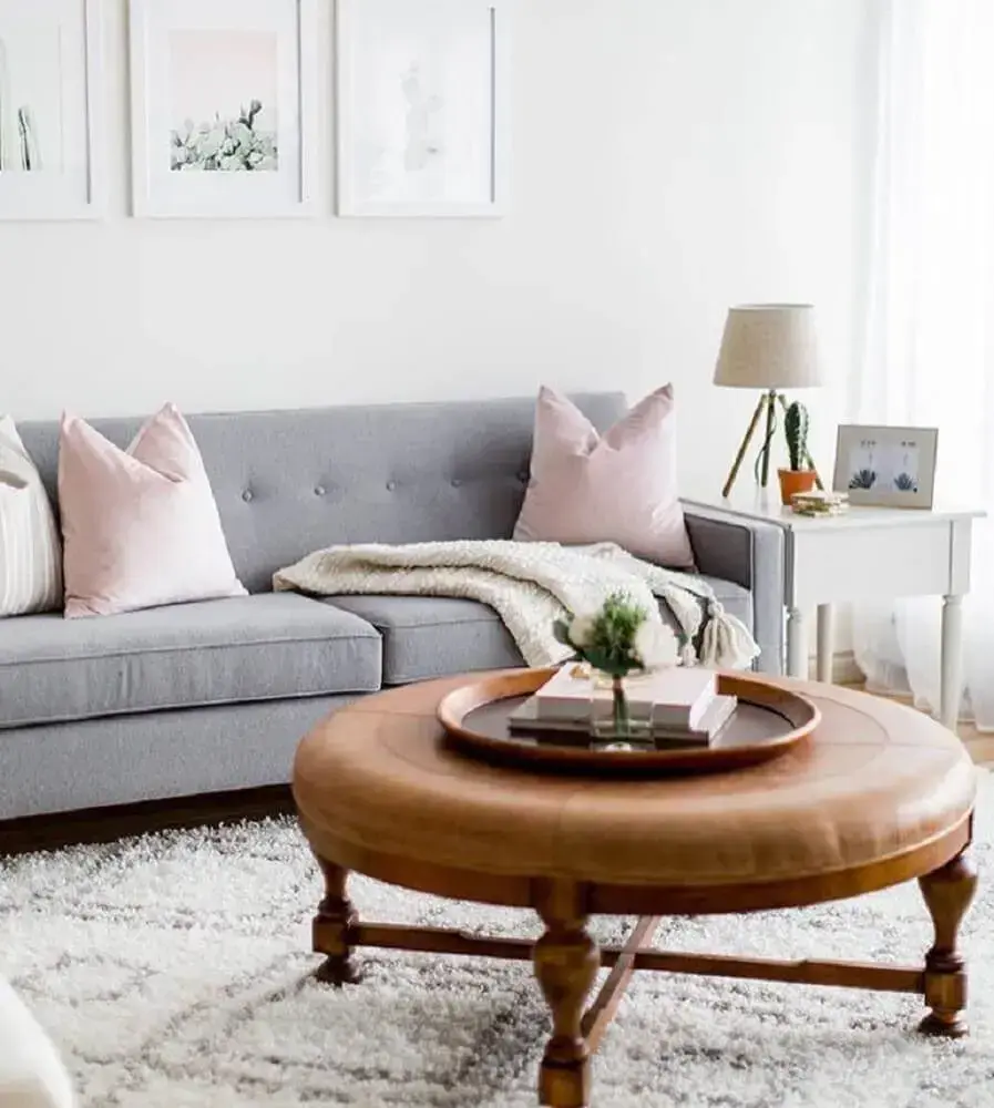 Decoração delicada de sala de estar com sofá cinza. 