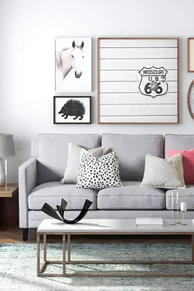 decoração sala minimalista com quadros e sofá cinza