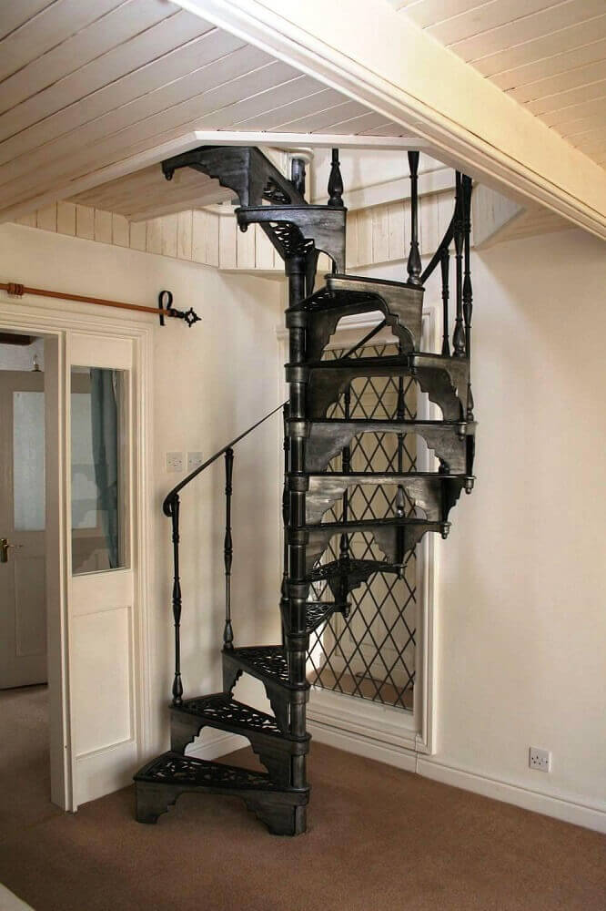  Modelo de escada caracol de ferro com designer antigo 