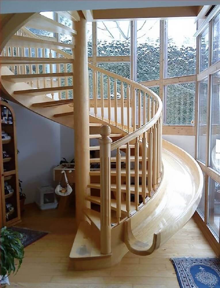 escada caracol de madeira com escorregador