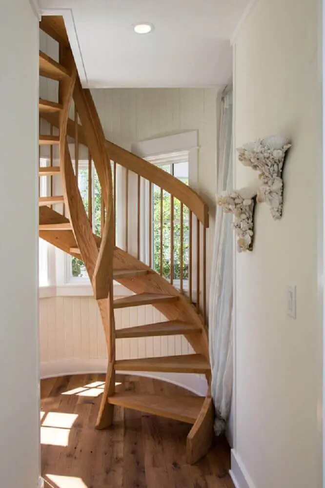 Decoração rústica com escada espiral de madeira 