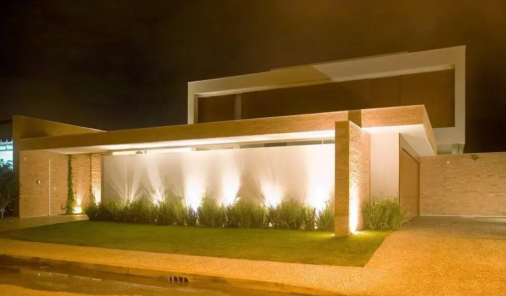 iluminação para frente de casas com muro