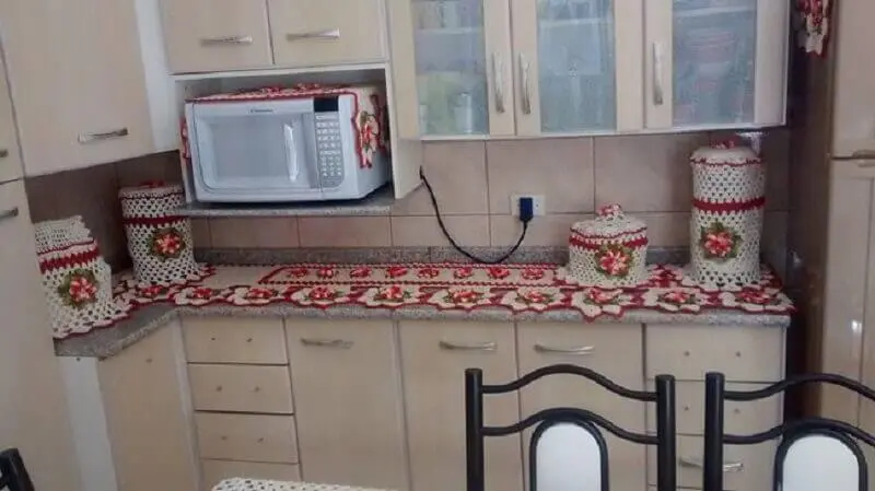 Cozinha decorada com jogo de cozinha de crochê
