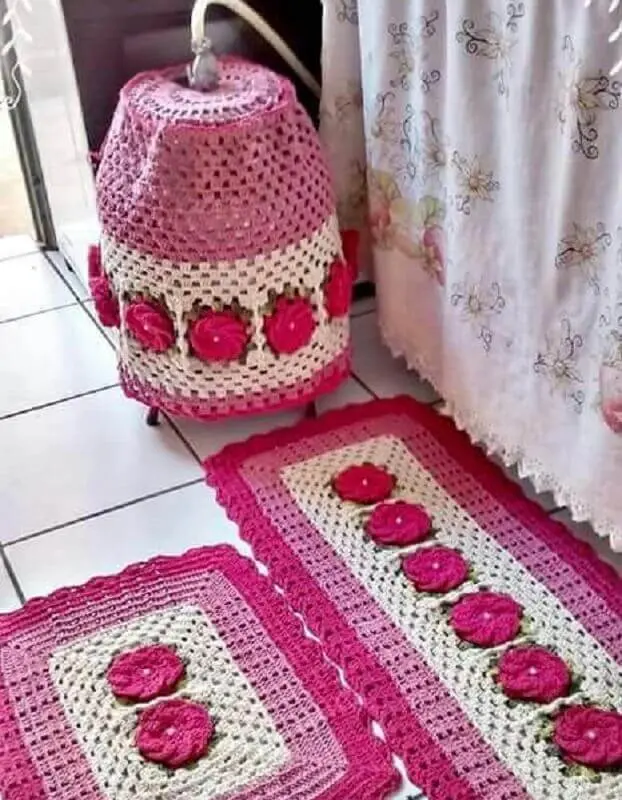 jogo de cozinha em crochê com flores grandes e rosas