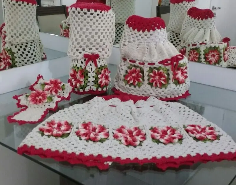 jogo de cozinha em crochê com flores vermelhas