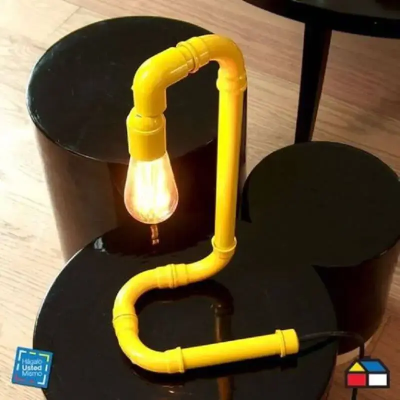 luminária de PVC amarela