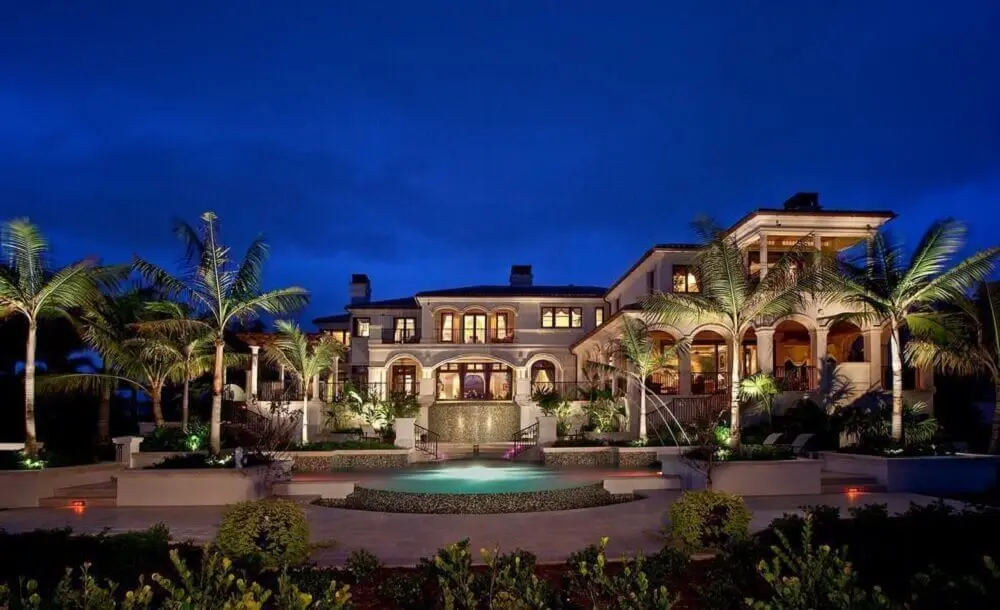 mansão de luxo com jardim tropical