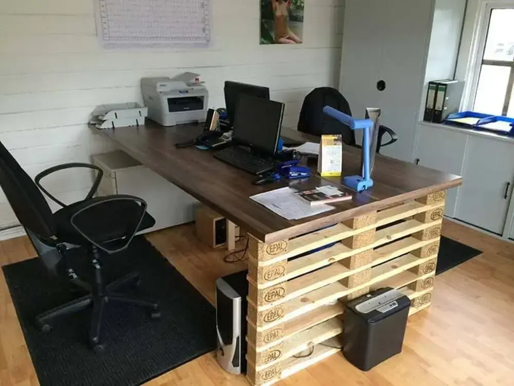 Mesa feita de pallet para escritório 
