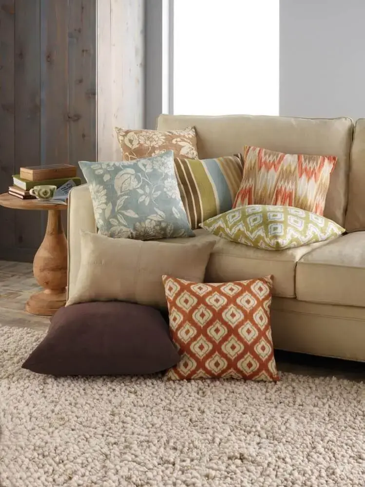 modelo de almofada decorativa para sofá