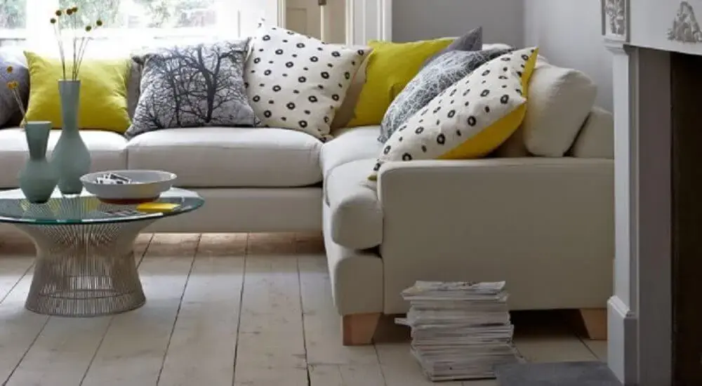 Details 100 sofá com almofadas decorativas