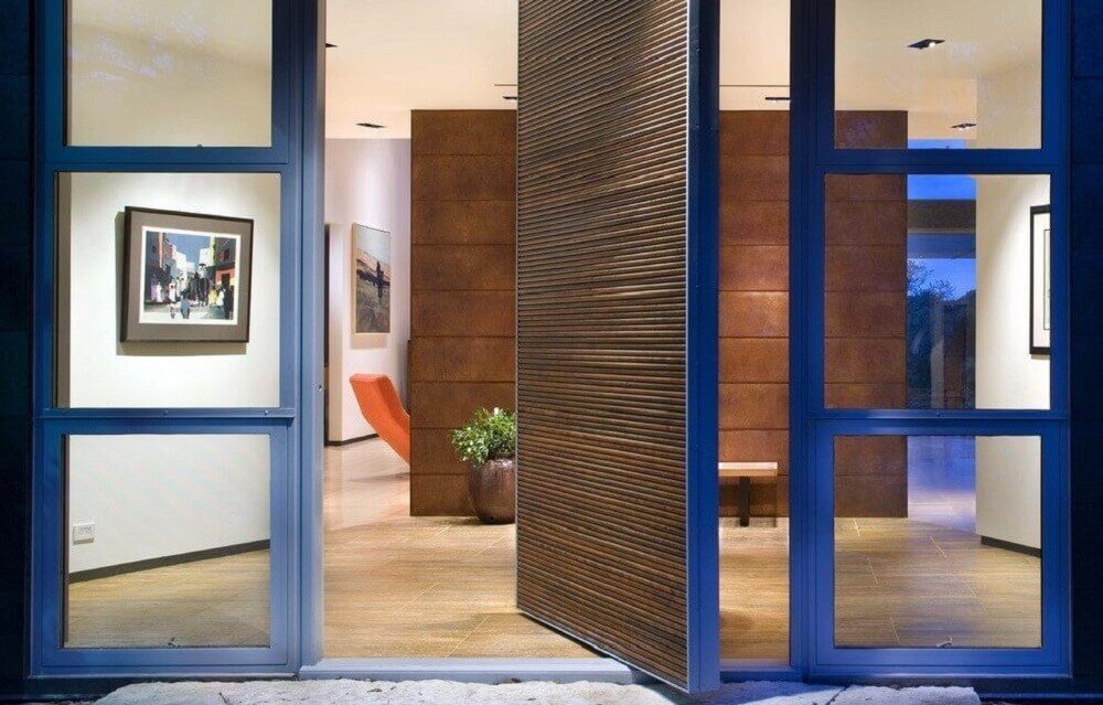 porta pivotante de madeira e vidro