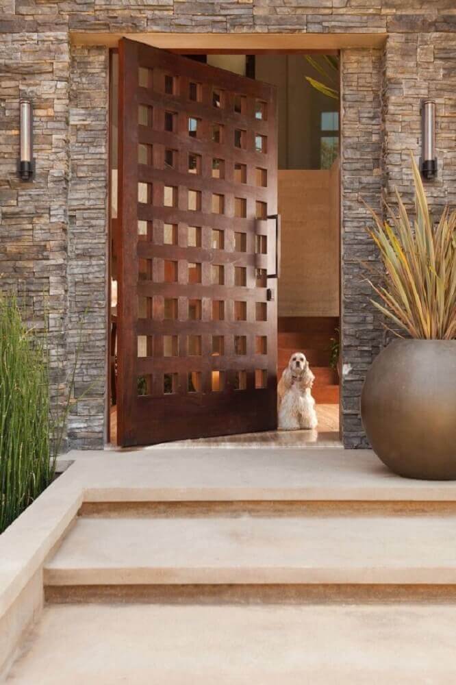 portas de madeira luxuosa com detalhes vazados