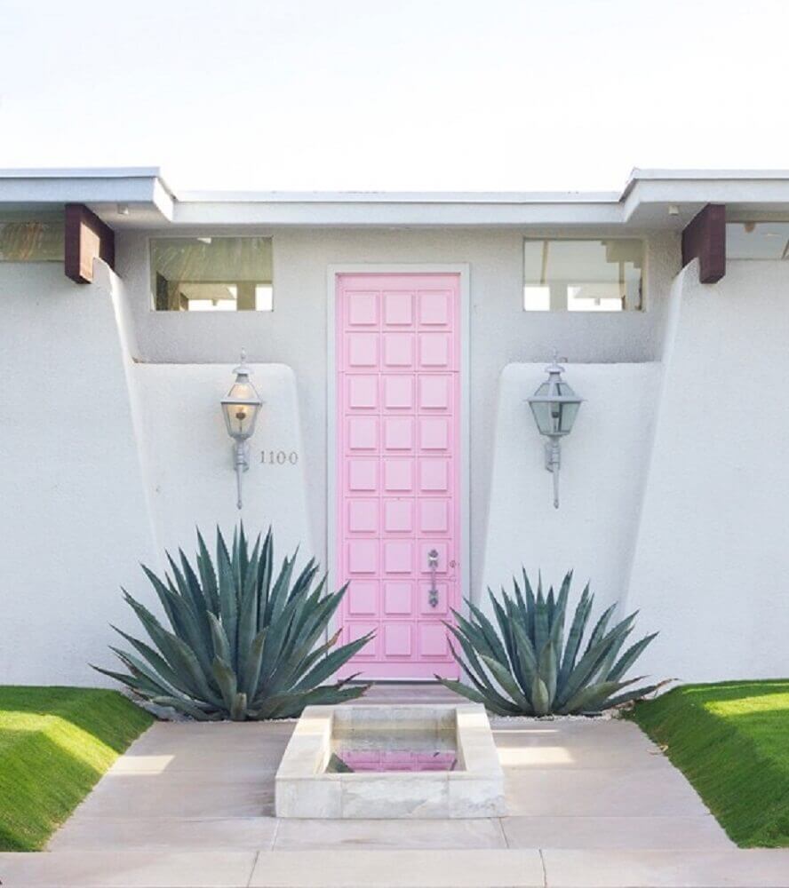 portas de madeira pintadas de rosa