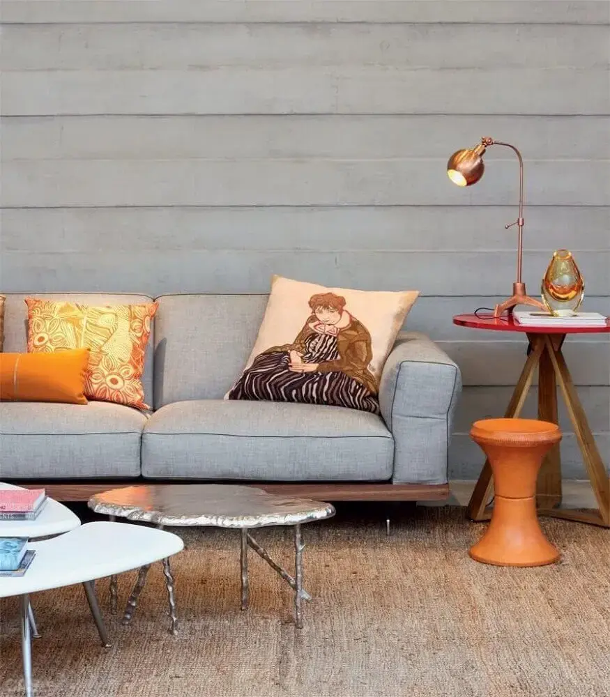 sala com luminária cobre e almofadas para sofá cinza