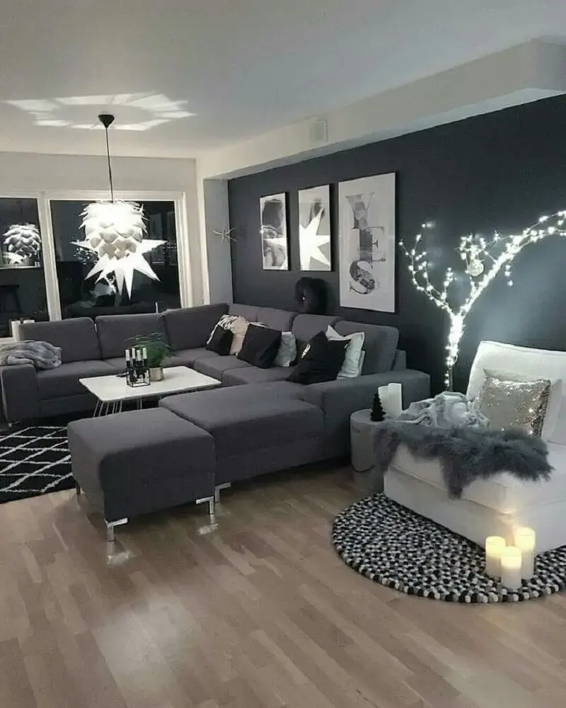 sala com parede preta e sofá cinza