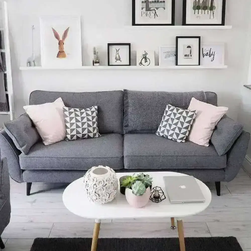 sala com sofá cinza e almofadas cor de rosa