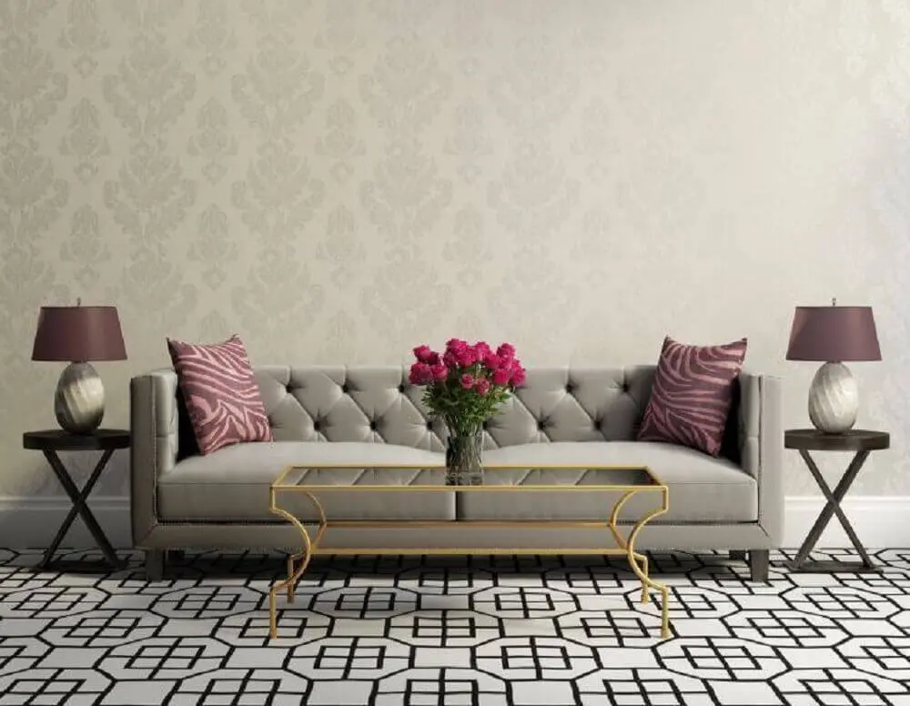 sala com sofá cinza e almofadas roxas