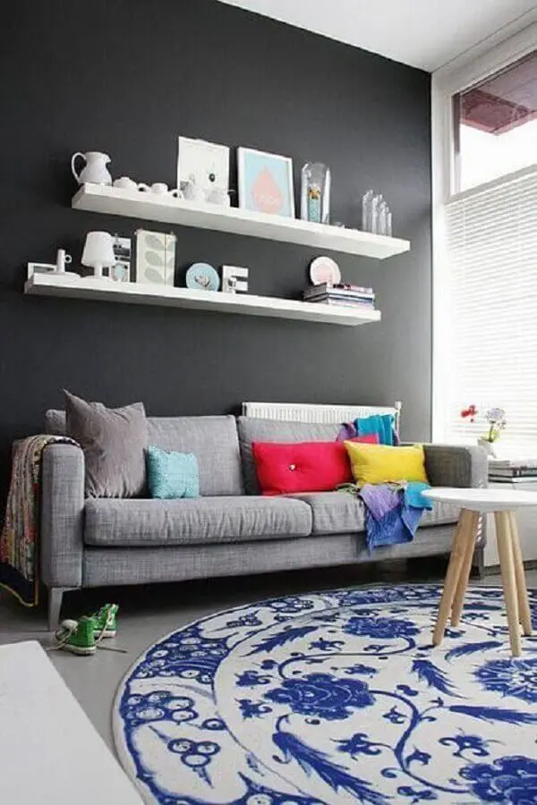 sala com sofá cinza e tapete azul