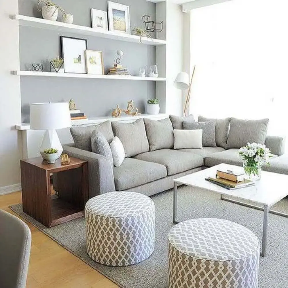 sala com sofá de canto cinza e chaise