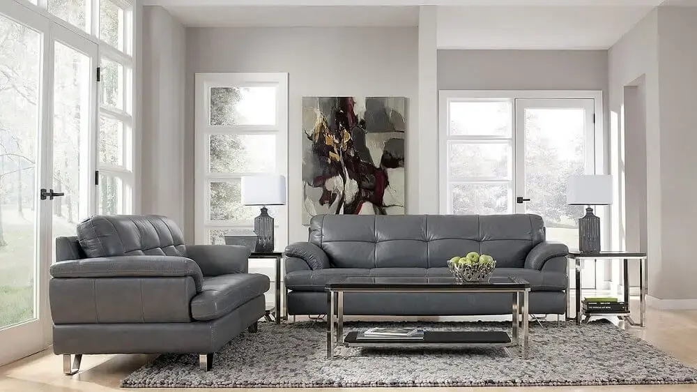 sala com sofá de couro cinza