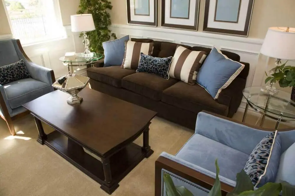sala com sofá marrom e almofada azul