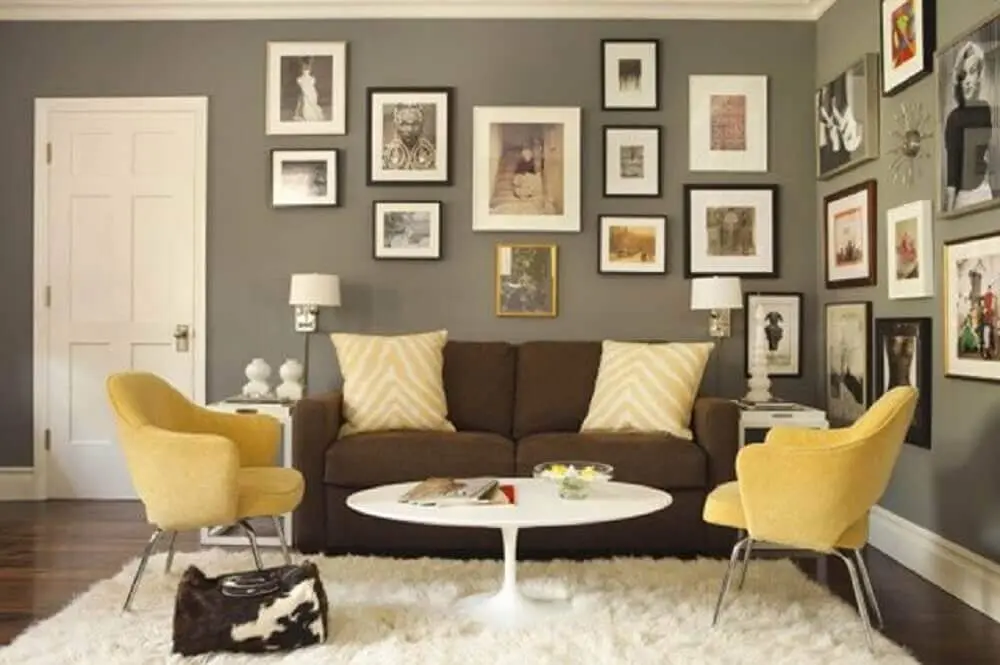 sala com sofá marrom e almofadas amarelas
