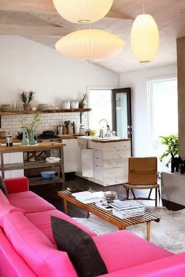 sala com sofá rosa e mesa de centro em madeira